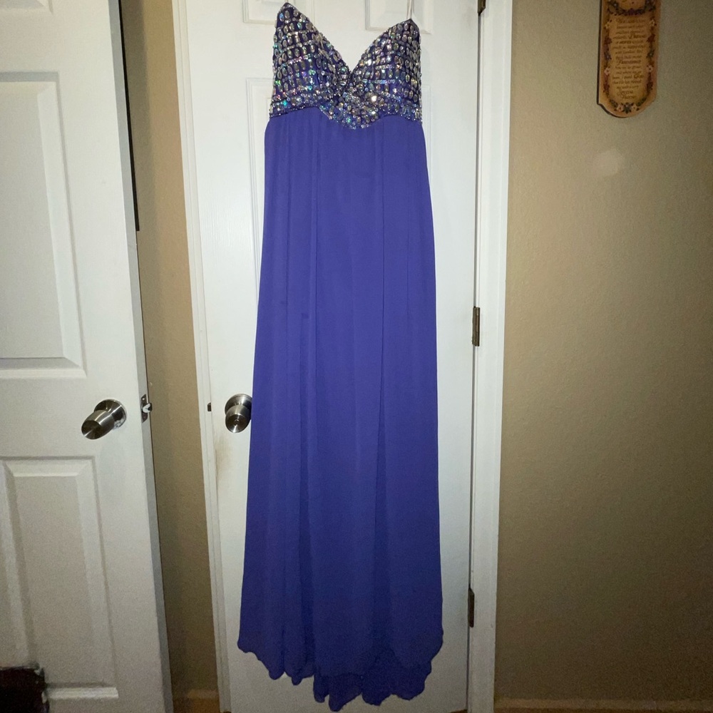 Sleeveless prom dress